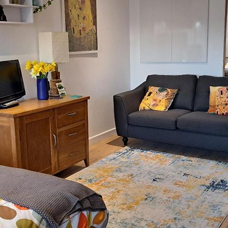 Modern Studio Apartment With Outstanding Views, Sleeps 2 뉴렌 외부 사진